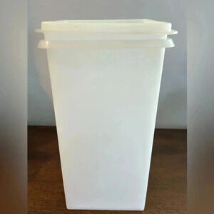 Tupperware Cracker Keeper #1314 Lid # 1315 both are Clear/Sheer Great Condition.